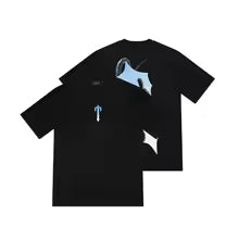 Camiseta corta con estampado atrás